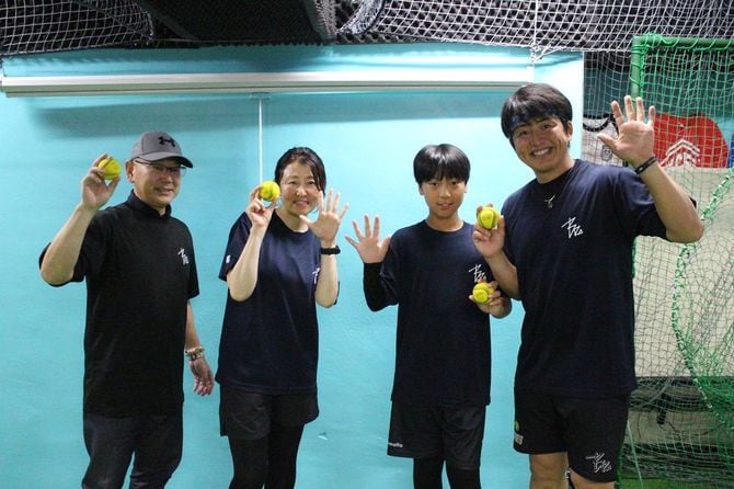 今年4月に誕生したベースボール5のチーム「Spirit Bonds（スピリット ボンズ）」を立ち上げた宮之原健さん（31、右）