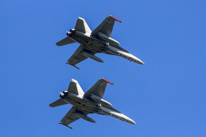 軍事演習中のフィンランド空軍マクドネル・ダグラスFA-18ホーネット戦闘機