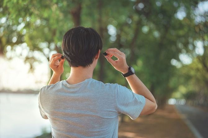 公園で運動の準備をしている男性