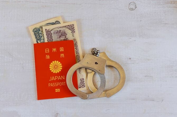日本のパスポートとお札と手錠