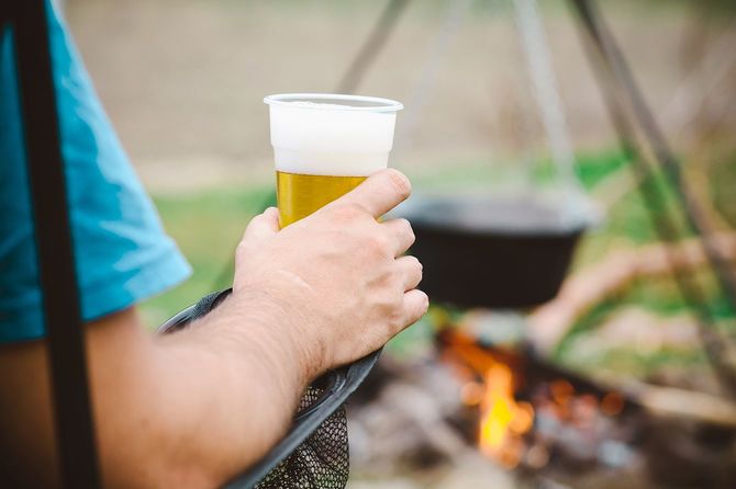 キャンプファイヤーでビール