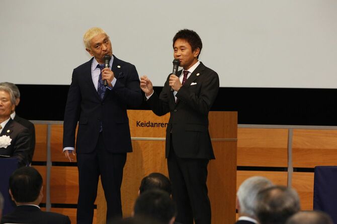 2025年万博誘致委員会の発足式に、アンバサダーとして登場したお笑いコンビ「ダウンタウン」の松本人志さんと浜田雅功さん（＝2017年3月27日午後、東京都千代田区）