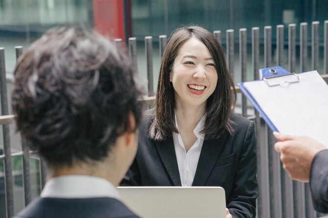 営業会議、新しいプロジェクトについて議論する同僚