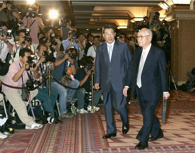 プロ野球のオーナー会議に向かう巨人の渡辺恒雄オーナー（右）と西武の堤義明オーナー＝2004年7月7日午後、東京都千代田区のホテル