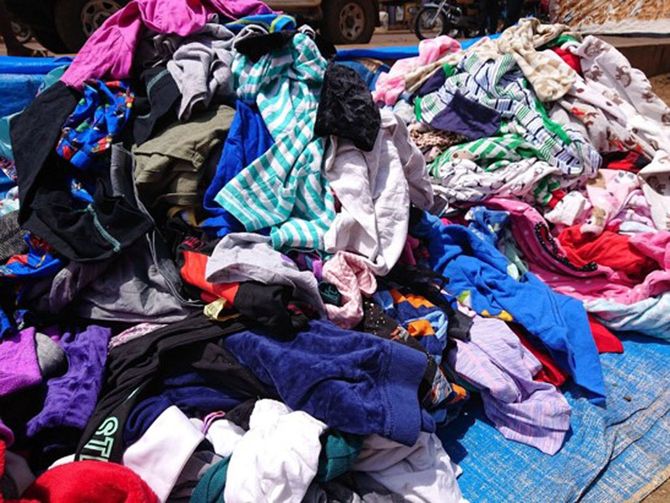 ウガンダの市場で1枚6円で売られる古着