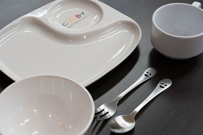 園で使用する皿やコップ、カトラリーなどの食器類