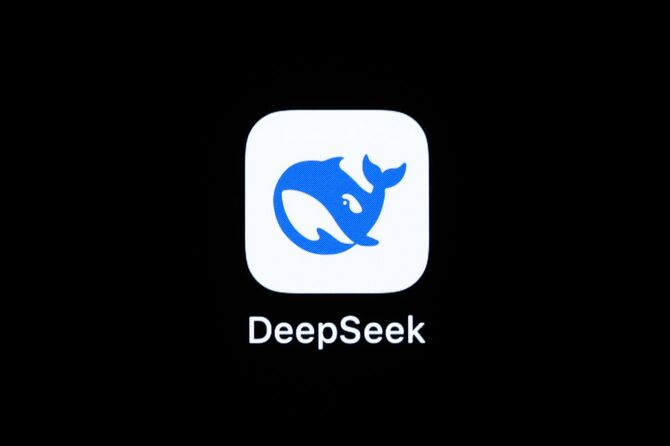 中国の新興企業DeepSeekのアプリケーションアプリが表示されたiPhoneのディスプレイ。
