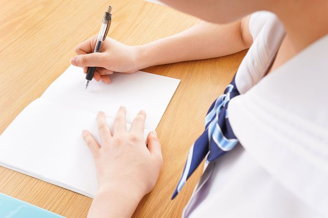 勉強をする学生