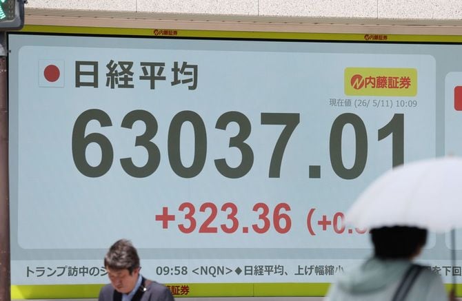 上昇した日経平均株価を示すモニター=2026年5月11日午前、東京都中央区