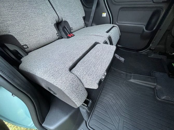 まさか軽自動車にオットマンがつく日が来るなんて