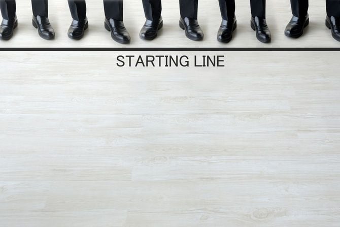 スタートラインに立つビジネスチーム