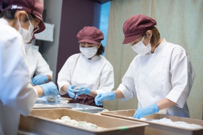 黙々と手作業で大福をつくるスタッフ