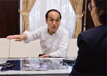 「(自分は)改革者だ」と語る東国原知事(手前は筆者)。