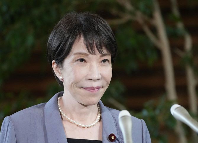 閣議決定した飲食料品の消費税減税方針について、記者団の取材に応じる高市早苗首相＝2026年8月5日、首相官邸