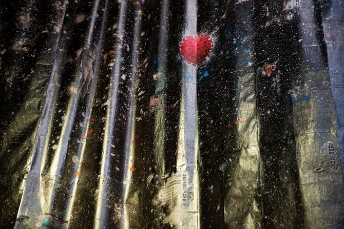 塗りつぶさなかったイラストや文字が浮き上がって見える。金沢寿美《新聞紙のドローイング》（部分）2022 年（撮影＝強田美央）