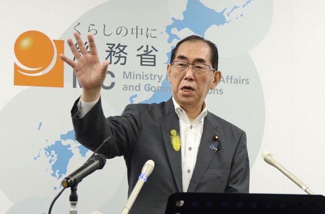 記者会見する松本総務相=2024年7月2日午前、東京都千代田区