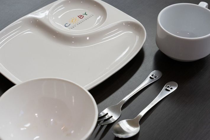 園で使用する皿やコップ、カトラリーなどの食器類には陶器やガラス製品が使われている。そこには小林照男代表の母、典子さんの保育哲学が生きている