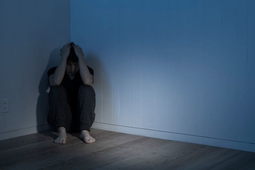 暗い部屋で途方に暮れた男