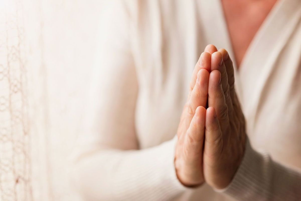 祈る女性の手