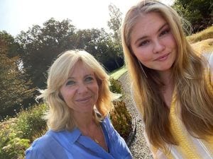 『Amalia』(アマリア)の著者クラウディア・デブライさんとアマリア王女 ©RVD –H.K.H. de Prinses van Oranje