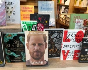 『スペア』の隣には『恋愛の8つのルール』という恋愛指南本が。「実はハリーとメーガンがすでに仲が悪いのではないか」という噂をからかっている