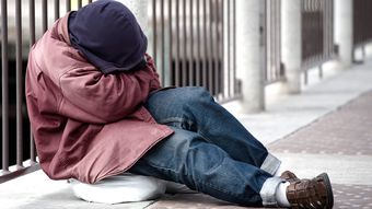 ｢6月でも冬物コート｣の70代のホームレス風男性…｢暑くないんですか?｣と聞いて返ってきた斜め上の回答