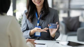 顧客に先に伝えるべきは商品のメリットかデメリットか… ｢正解は20代と40代で真逆になる｣納得の理由