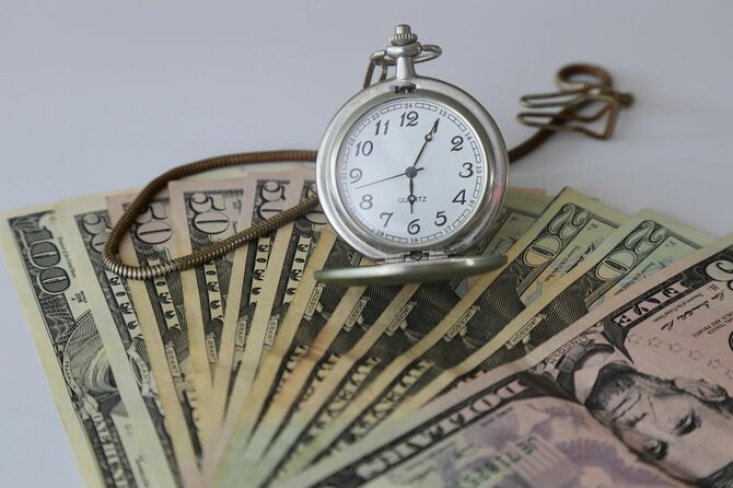 ドル紙幣と古い時計