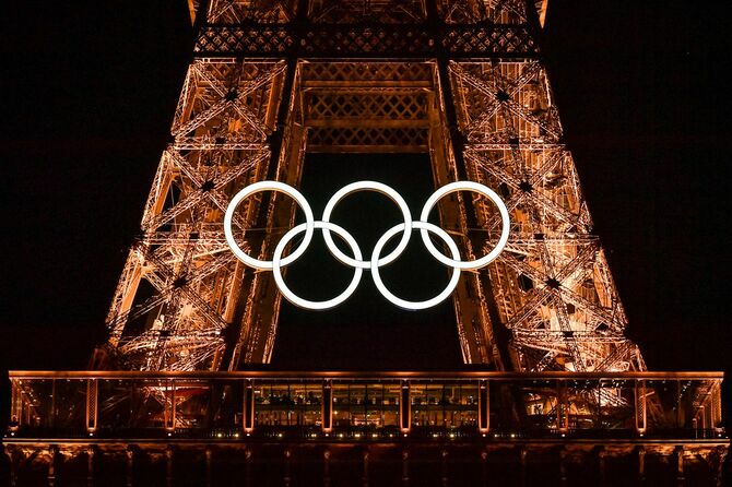 2024年6月7日、パリのエッフェル塔でライトアップされたオリンピックシンボル