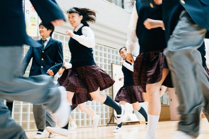 日本の制服の生徒たち