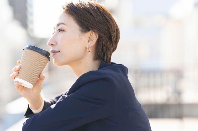 屋上で一息ついている女性