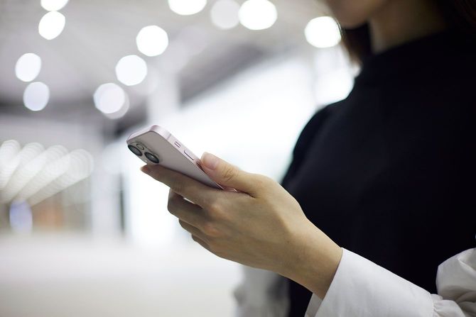 スマホを見る女性