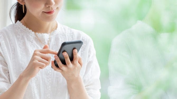 スマートフォンを使用する女性