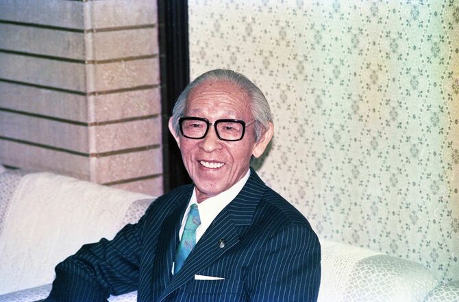 中曽根首相（当時）と会談する松下幸之助