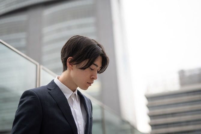 うつむいている人