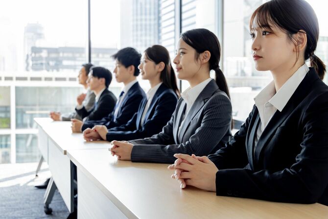 セミナーに参加する若いビジネスパーソンのグループ