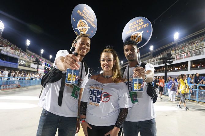 蚊よけスプレーを散布しながらデング熱対策を宣伝したスタッフたち