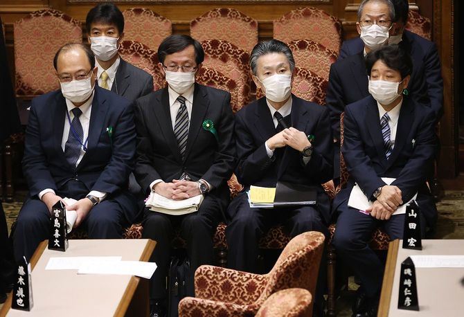 参院予算委員会に臨む（左から）谷脇康彦前総務審議官、吉田真人総務審議官、秋本芳徳前情報流通行政局長、湯本博信前官房審議官