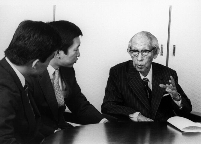 訪れた松下政経塾の卒業生に熱心に語りかける松下幸之助氏（右）