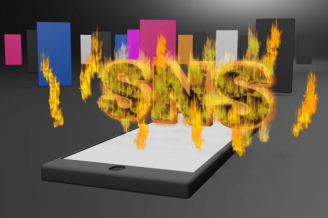 SNSで炎上するイメージ 