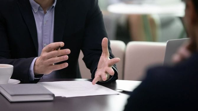 契約の詳細を説明する交渉のビジネスマン