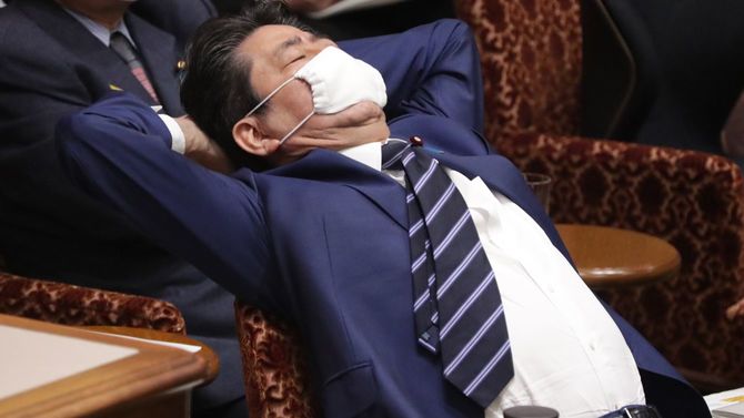 参院決算委員会で背筋を伸ばす安倍晋三首相＝2020年4月1日、国会内