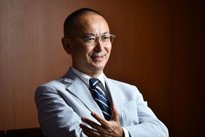 インタビューに応じる前『週刊文春』編集局長、『文藝春秋』編集長の新谷学さん