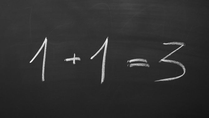 黒板に、1+1=3の数式
