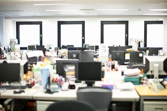 こうこうと明かりはついているが、人けのないオフィス