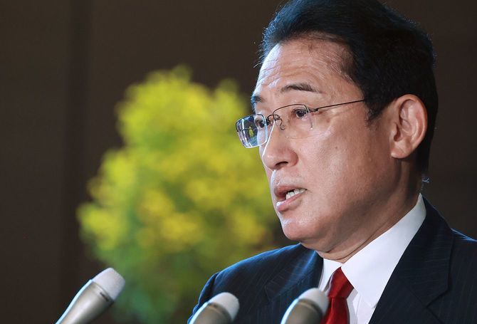 記者団の取材に応じる岸田文雄首相＝2022年9月6日、首相官邸