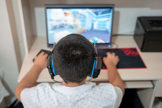 PCでゲームをする子ども