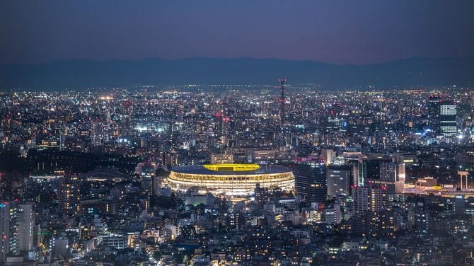 夕暮れ時の日本国立競技場