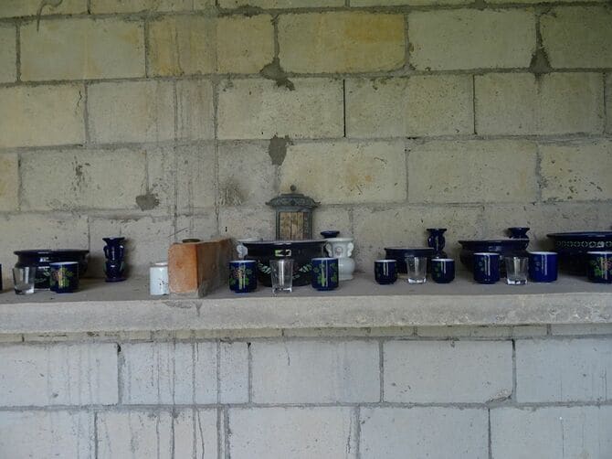 跡地の中には、位牌や香炉が置かれていた