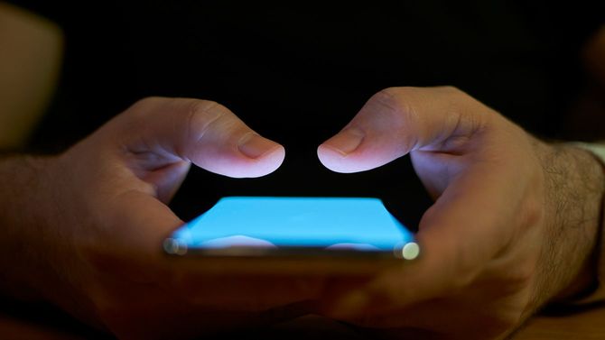 男性がスマホを使用している